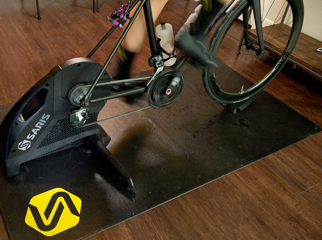 Træningsmåtten fra Saris er et godt bud på en effektiv hometrainer træningsmåtte