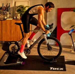 En Garmin Tacx Neo 3M hometrainer i stuen.